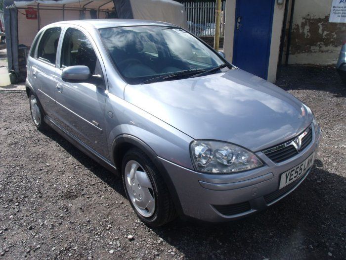 2005 Vauxhall Corsa 1.2i 16V Design 5dr image 1