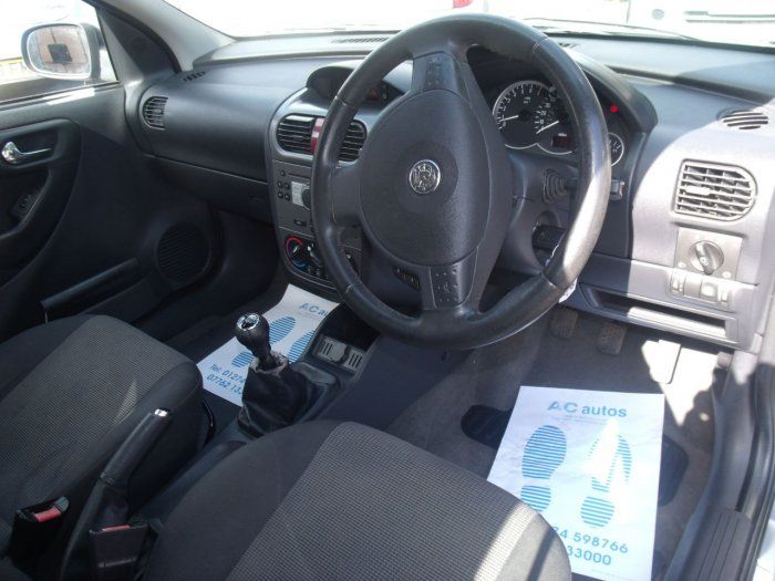 2005 Vauxhall Corsa 1.2i 16V Design 5dr image 4