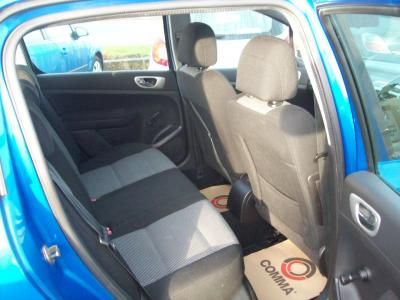 2005 Peugeot 307 1.6 16V S 5dr image 5