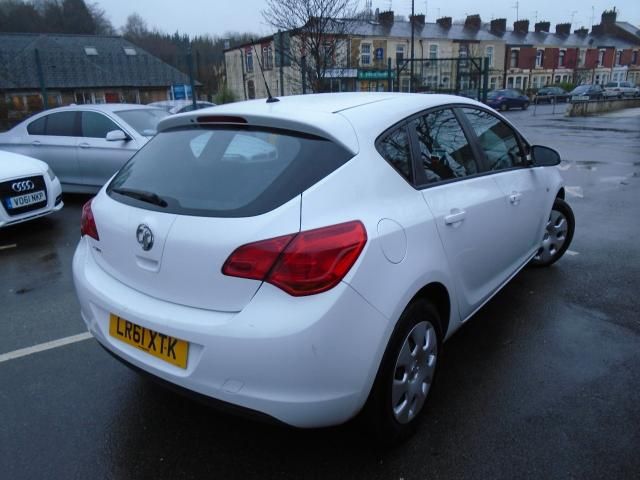 2011 VAUXHALL ASTRA 1.3 CDTI ECOFLEX 5dr image 3