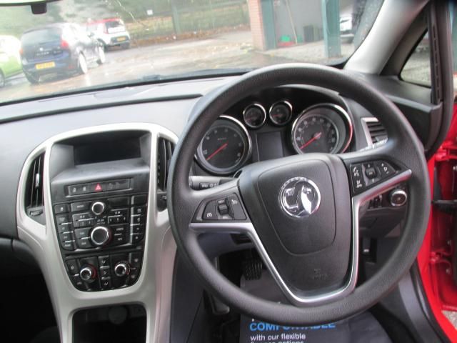 2012 VAUXHALL ASTRA 1.7 CDTI 5dr image 4