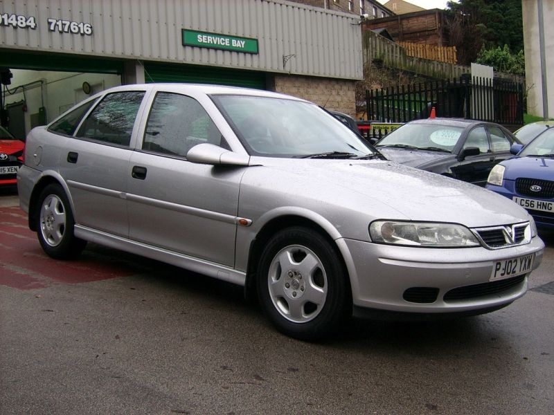 2002 Vauxhall Vectra 1.8 i 16v Club 5dr image 1