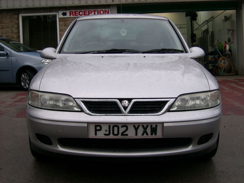 2002 Vauxhall Vectra 1.8 i 16v Club 5dr image 2