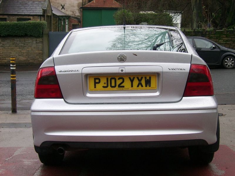 2002 Vauxhall Vectra 1.8 i 16v Club 5dr image 4