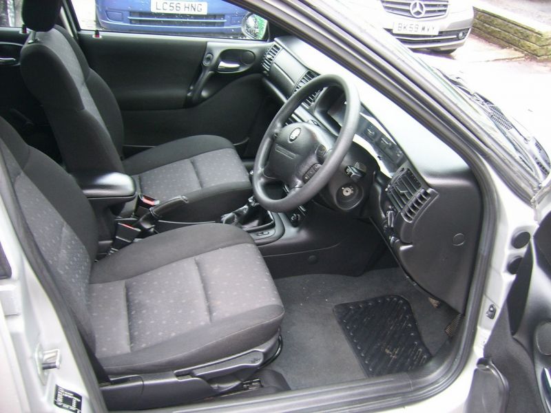 2002 Vauxhall Vectra 1.8 i 16v Club 5dr image 5