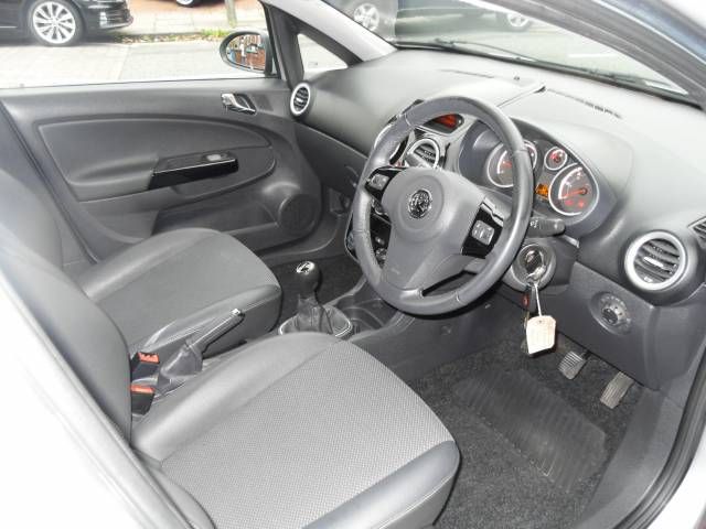2009 VAUXHALL CORSA 1.4i 16V 5dr image 5
