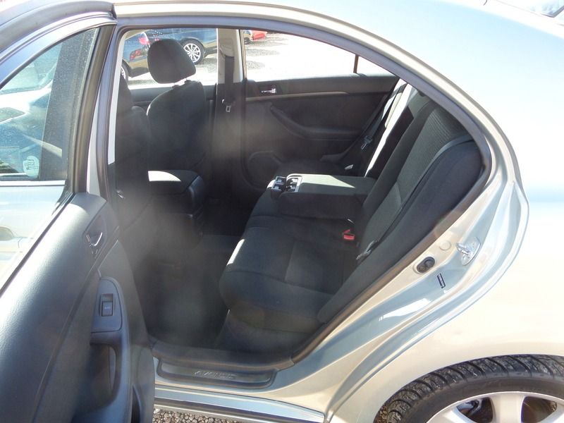 2004 Toyota Avensis image 5