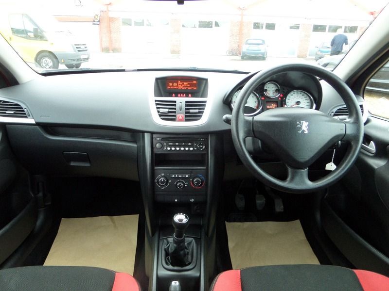 2010 Peugeot 207 image 4