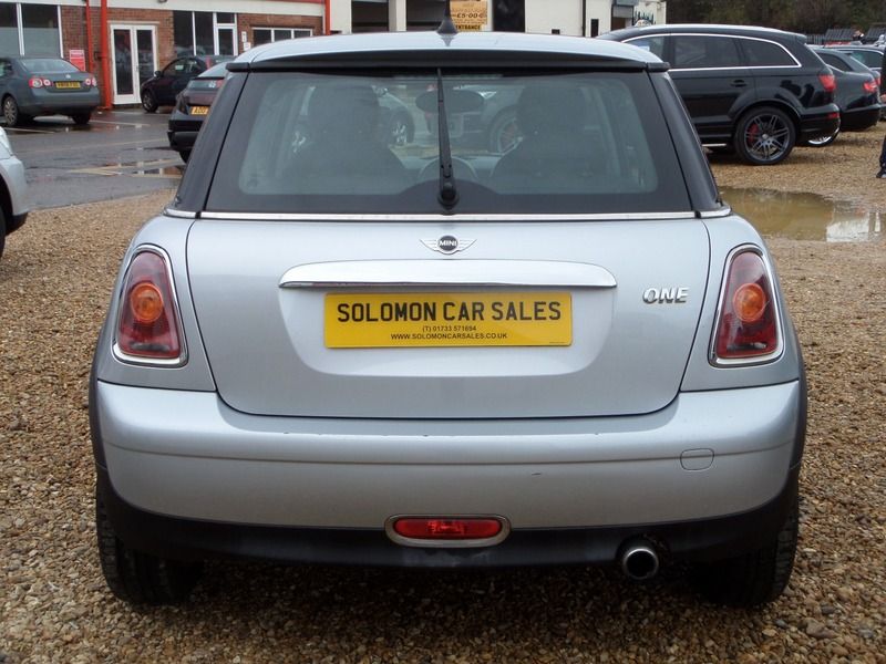 2009 MINI Hatch ONE image 2