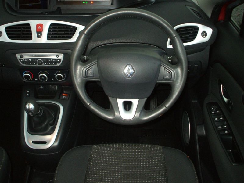 2010 Renault Grand Scenic TomTom 1.5 dCi image 4