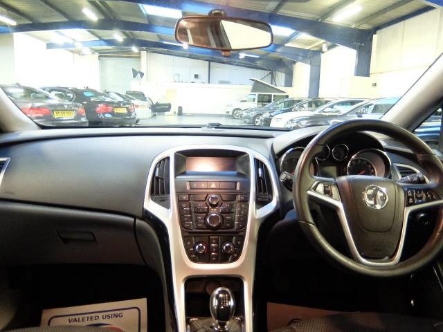 2011 VAUXHALL ASTRA 1.7 SRI CDTI 5d image 4