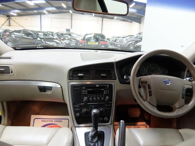 2006 VOLVO V70 2.4 D SE 5d image 4