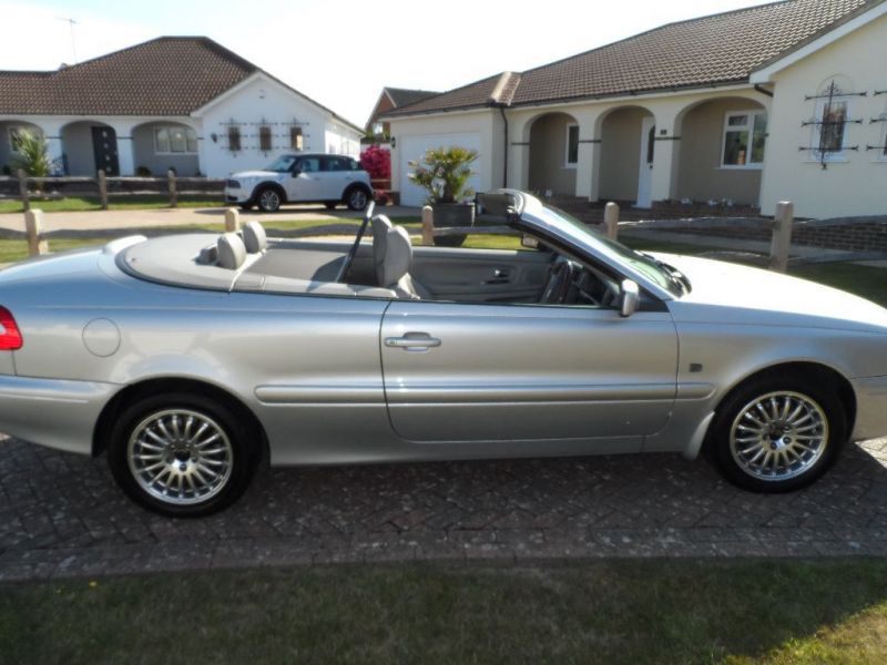 2003 Volvo C70 T Convertible in Superb Condition image 2