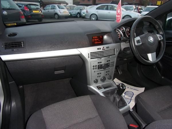 2008 Vauxhall Astra 1.8 i 16v Sport 3dr image 4