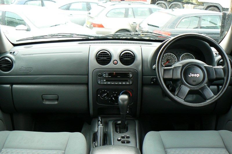 2005 JEEP CHEROKEE Sport image 4