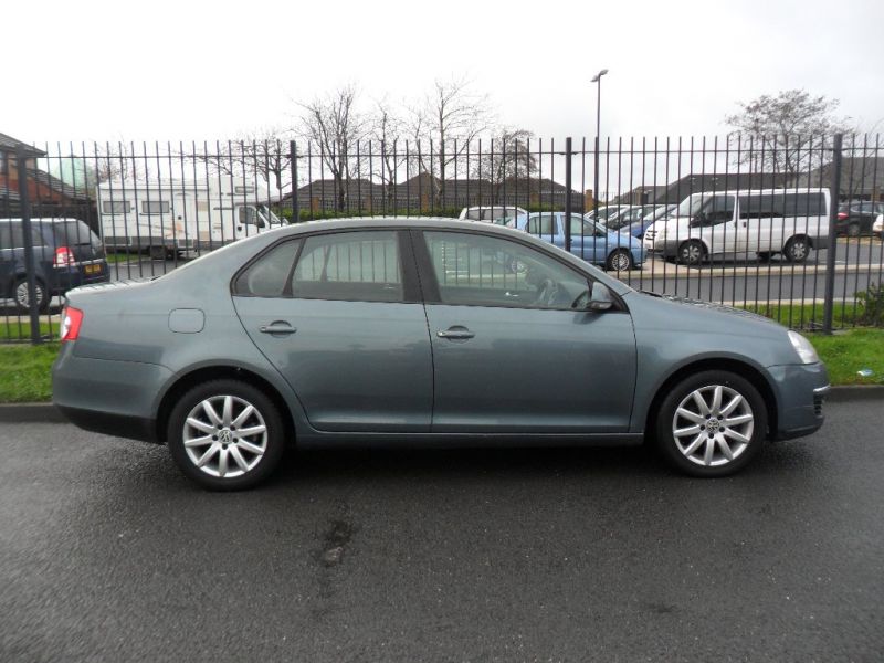 2006 Volkswagen Jetta 1.9 TDI S 4dr image 2