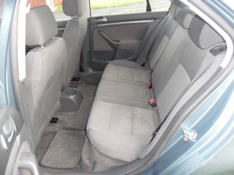 2006 Volkswagen Jetta 1.9 TDI S 4dr image 5