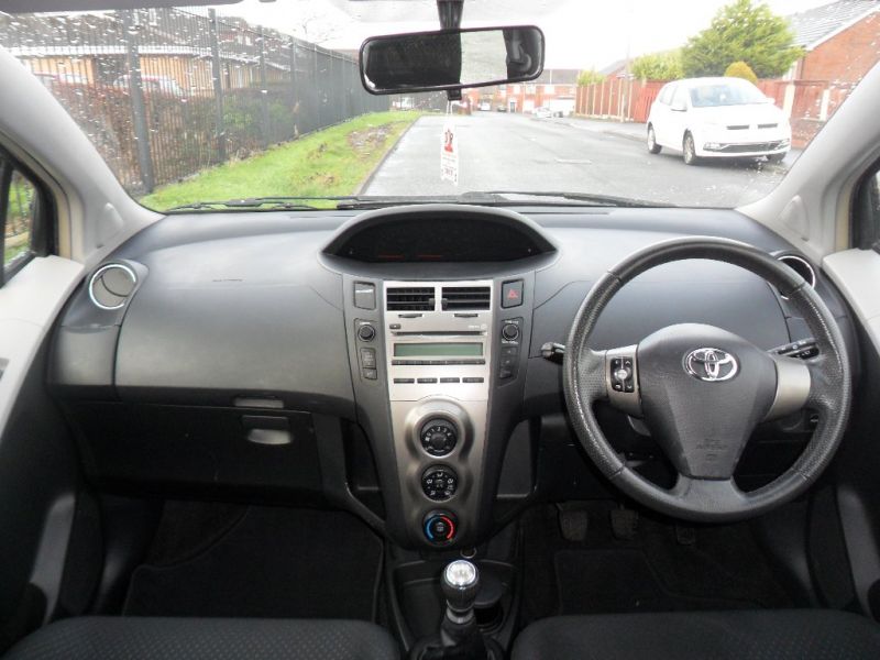 2010 Toyota Yaris 1.33 VVT-i TR 5dr image 4