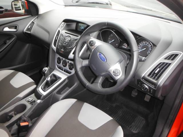 2013 FORD FOCUS 1.6 TDCi 115 Zetec 5dr image 4