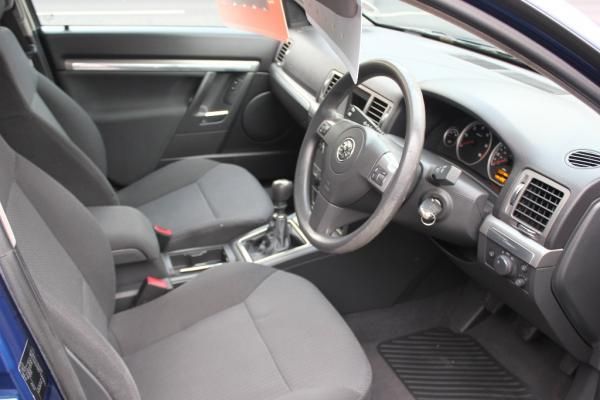 2006 VAUXHALL Vectra 1.9CDTi Exclusiv 5dr image 4