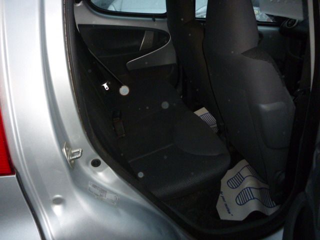 2008 PEUGEOT 107 1.0 URBAN 5d image 4