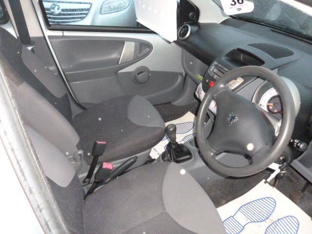 2008 PEUGEOT 107 1.0 URBAN 5d image 5