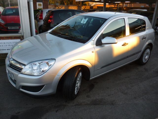2008 VAUXHALL ASTRA 1.6 5d image 2