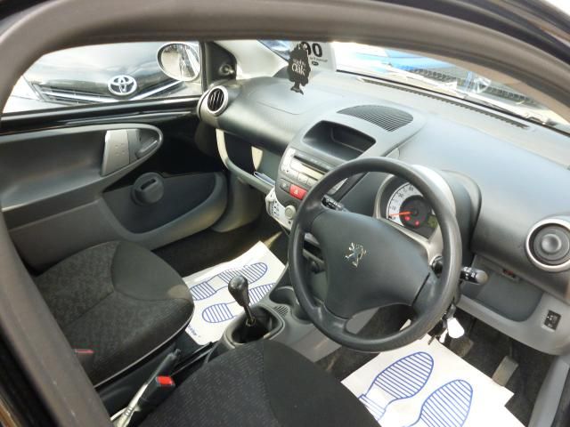 2011 PEUGEOT 107 1.0 URBAN 5d image 4