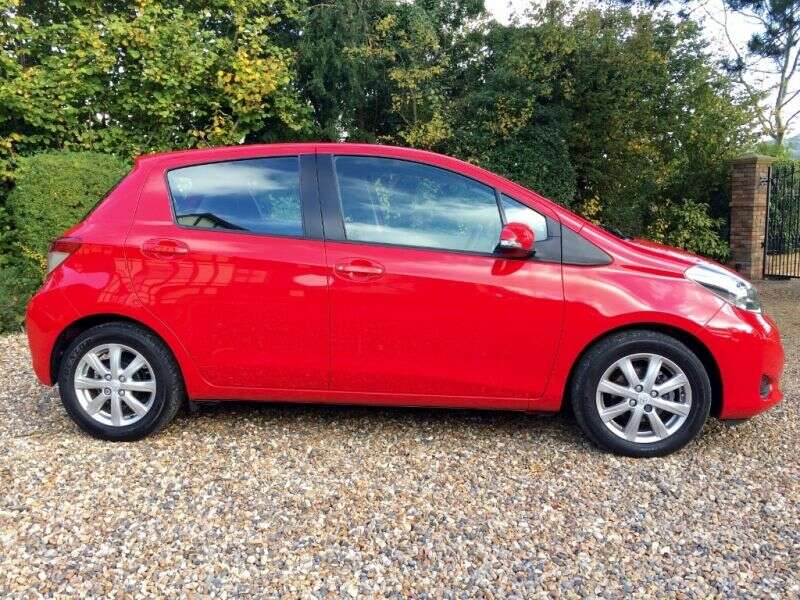 2013 Toyota Yaris VVT-I Tr 5dr image 2