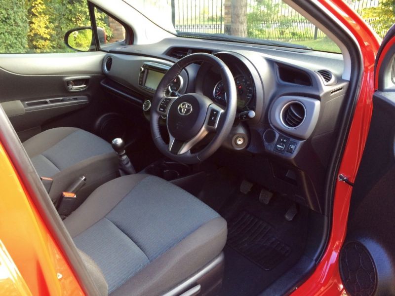 2013 Toyota Yaris VVT-I Tr 5dr image 4