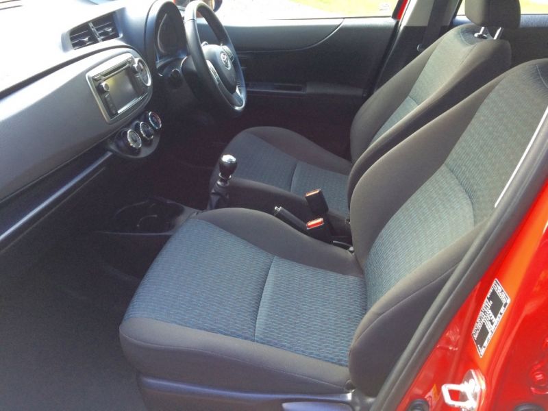 2013 Toyota Yaris VVT-I Tr 5dr image 5