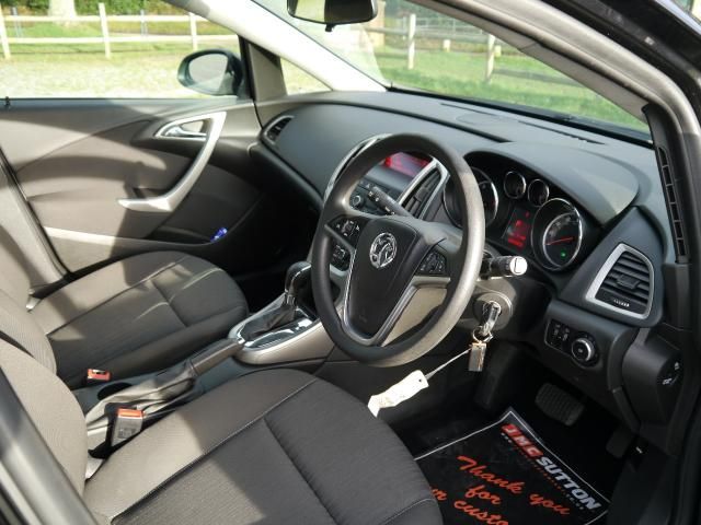 2010 VAUXHALL ASTRA 1.6 5d image 4