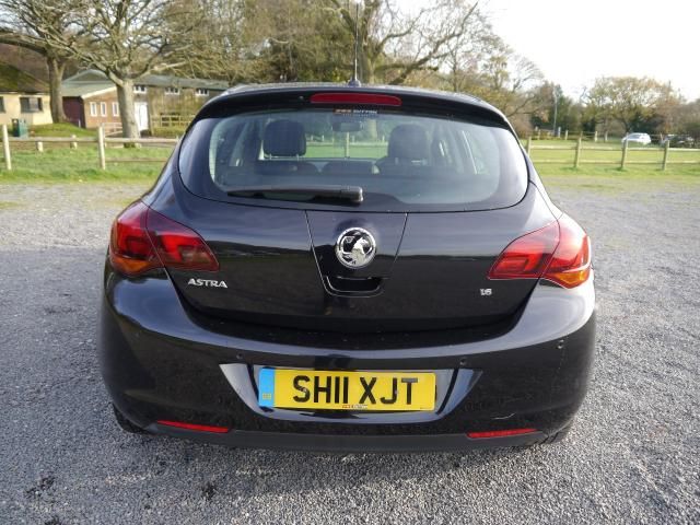 2011 VAUXHALL ASTRA 1.6 ELITE 5d image 3