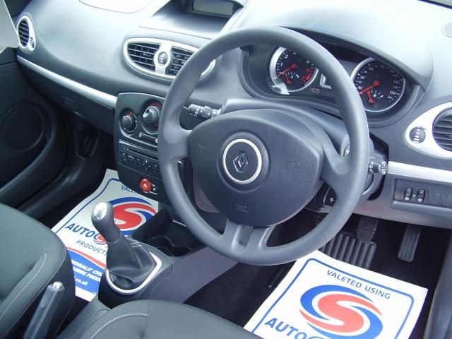 2010 RENAULT CLIO 1.1 16V 3d image 5