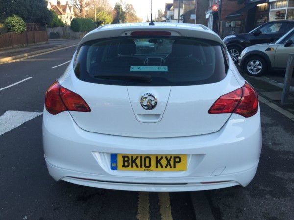 2010 Vauxhall Astra Exclusive 5dr image 3