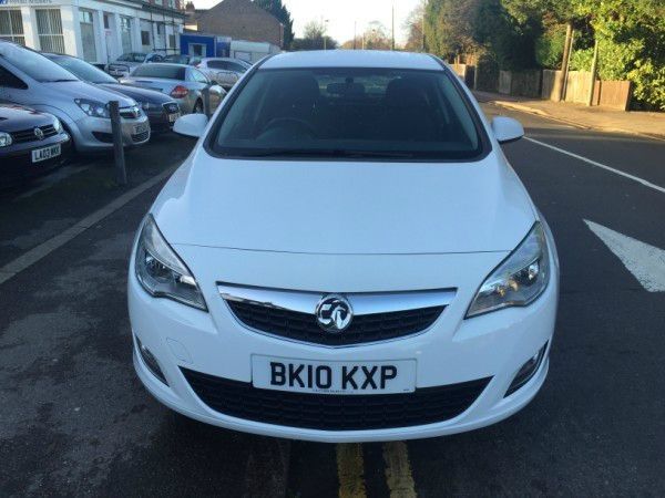 2010 Vauxhall Astra Exclusive 5dr image 4