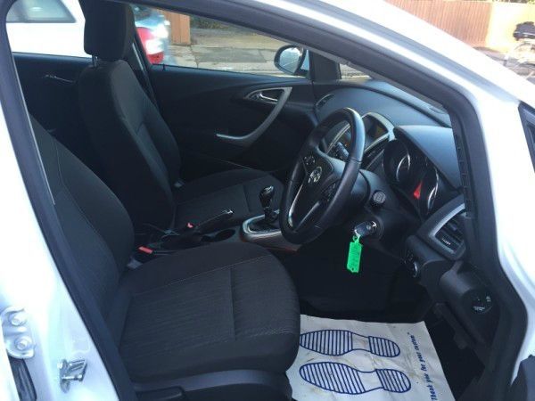 2010 Vauxhall Astra Exclusive 5dr image 5