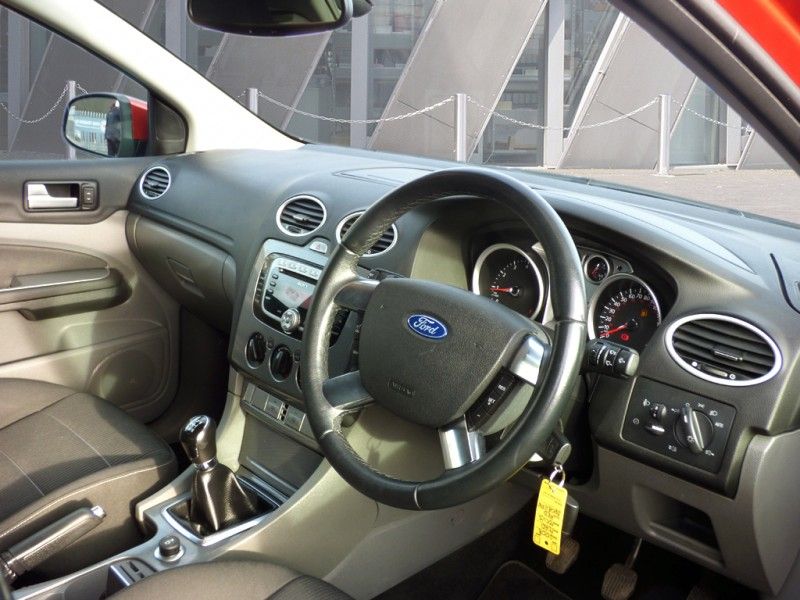 2008 Ford Focus Titanium 2.0L 5DR image 4