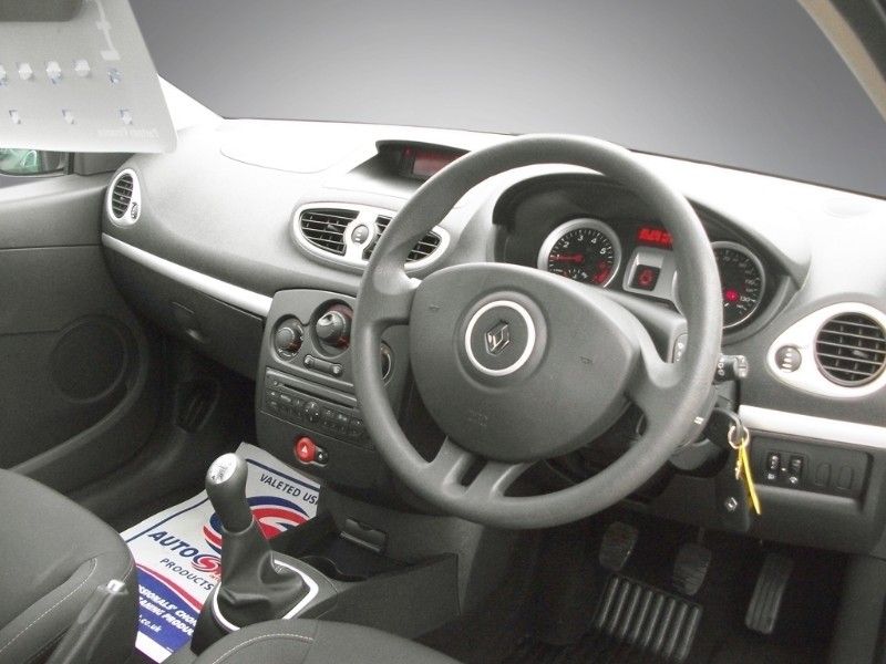 2011 Renault Clio I-Music 16v 1.1L 3DR image 4