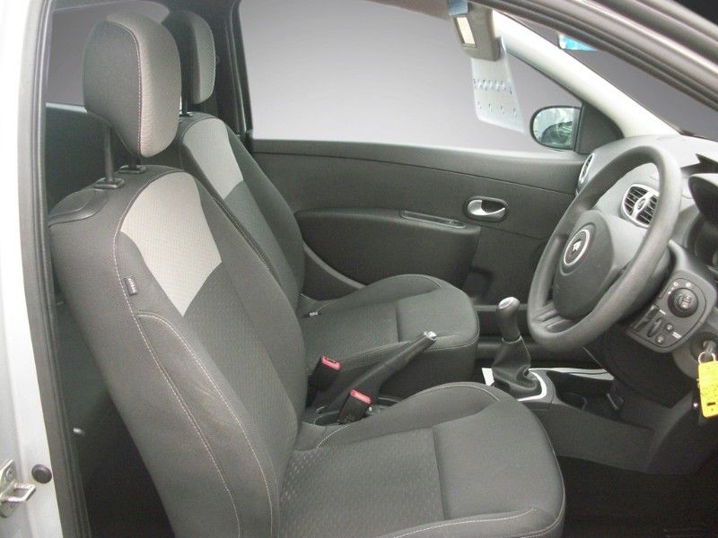 2011 Renault Clio I-Music 16v 1.1L 3DR image 5