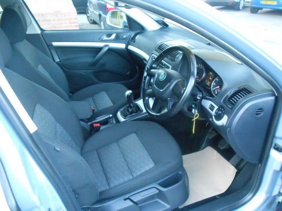 2010 Skoda Octavia 1.9 TDI PD 4x4 5dr image 5