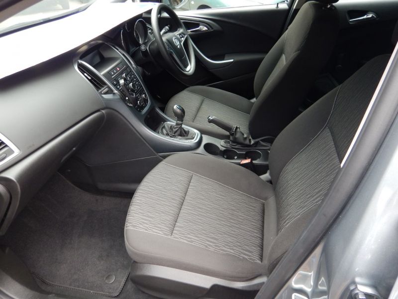 2013 Vauxhall Astra 1.3 CDTi 16V 5dr image 6