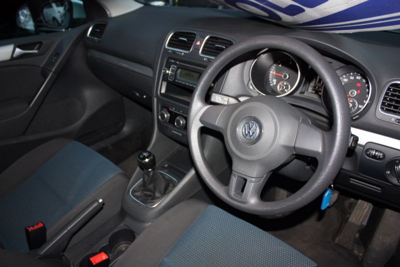 2010 Volkswagen Golf 1.6 TDi S 5dr image 6