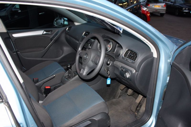 2010 Volkswagen Golf 1.6 TDi S 5dr image 7