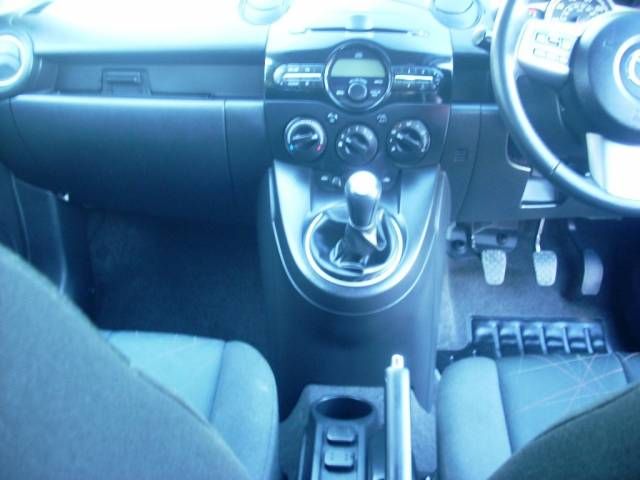 2012 MAZDA 2 1.3 Tamura 5dr image 5