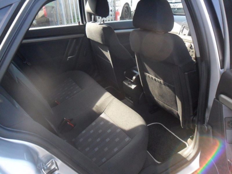 2008 Vauxhall Vectra 1.8 i VVT Life 5dr image 9