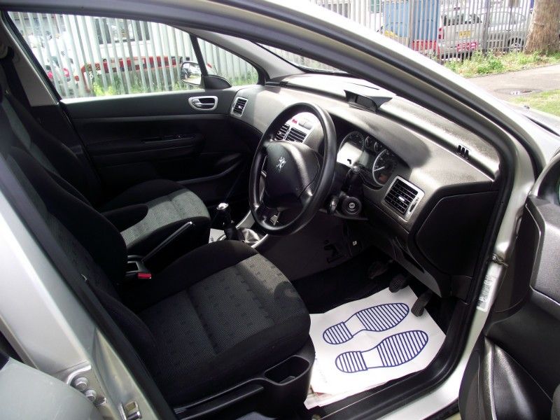 2004 Peugeot 307 SW 1.6 HDi 5dr image 6