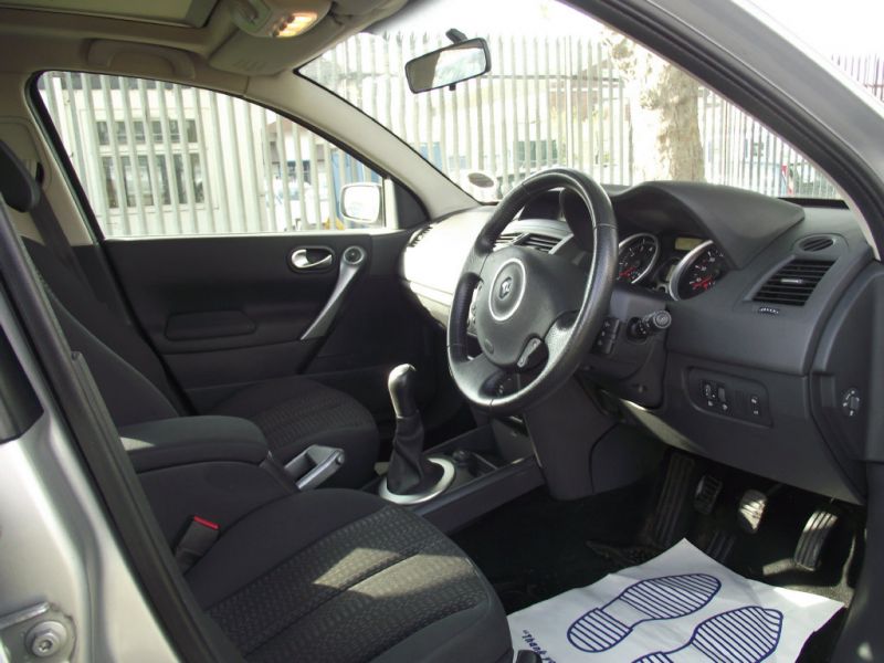 2007 Renault Megane 1.4 Dynamique 5dr image 9