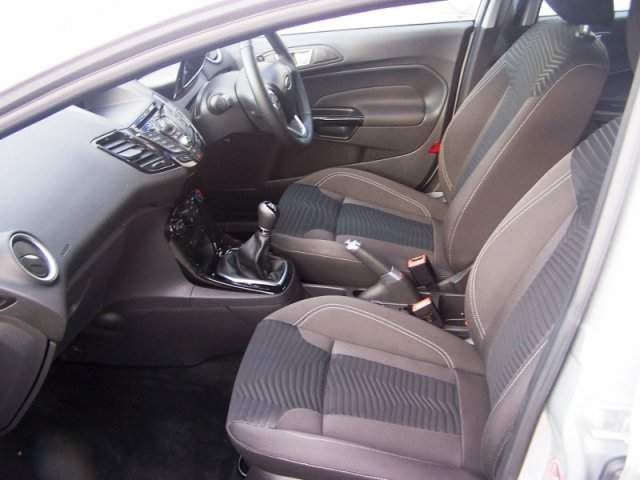 2013 Ford Fiesta ZETEC image 5