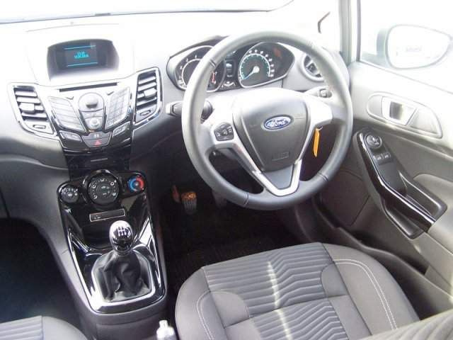 2013 Ford Fiesta ZETEC image 7